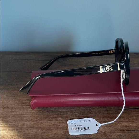 Gucci Women's Black Sunglasses with Gold Accents - Picture 3 of 10